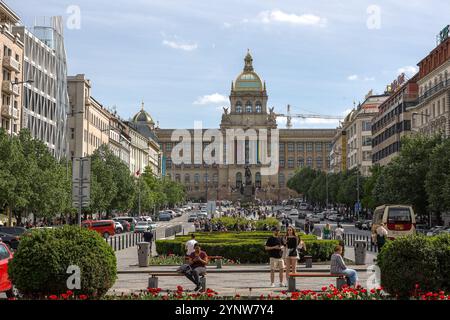 PRAGUE, RÉPUBLIQUE TCHÈQUE - 20 AVRIL 2024 : bâtiment du Musée national de Prague sur la place Venceslas. Horaires. Banque D'Images