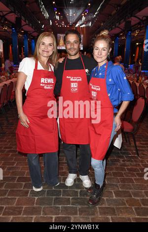 Andrea Lüdke, Kostja Ullmann und Rhea Harder-Vennewald BEI der Mehr als eine warme Mahlzeit Obdachlosen Weihnachtsfeier in der Fischauktionshalle in Hamburg AM 26.11.2024 *** Andrea Lüdke, Kostja Ullmann et Rhea Harder Vennewald à la Mehr als eine warme Mahlzeit fête de Noël sans-abri au Fischauktionshalle 26 11 2024 Banque D'Images