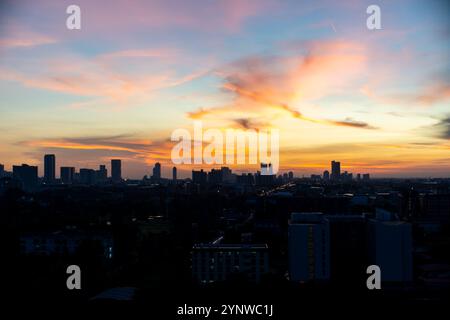 Les couleurs vives du crépuscule peignent l'horizon d'une ville animée près du crépuscule Banque D'Images