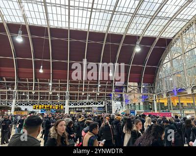 Les navetteurs se bousculaient sur le hall de l'entrée du métro de la gare de Paddington dans l'ouest de Londres après de graves retards sur plusieurs lignes de métro en raison d'une alerte incendie. Date de la photo : mercredi 27 novembre 2024. Banque D'Images