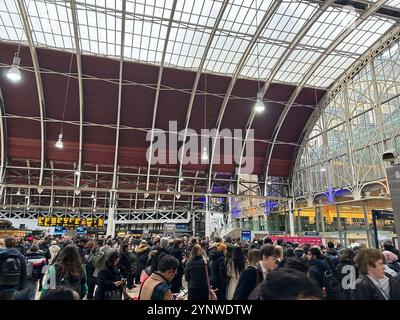 Les navetteurs se bousculaient sur le hall de l'entrée du métro de la gare de Paddington dans l'ouest de Londres après de graves retards sur plusieurs lignes de métro en raison d'une alerte incendie. Date de la photo : mercredi 27 novembre 2024. Banque D'Images