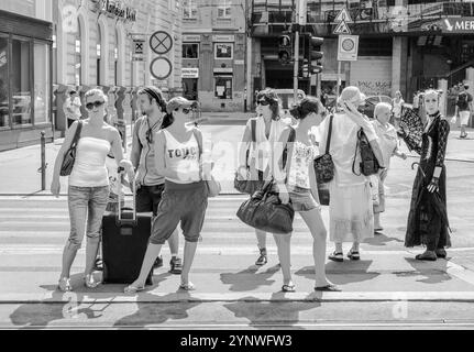 BUDAPEST, HONGROIS - 4 AOÛT 2008 : les gens attendent au passage pédenstrien à Budapest, Hongrie. Budapest est la capitale et la plus grande ville de Hongrois Banque D'Images