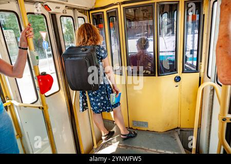 Budapest, Hongrie - 4 août 2008 : les gens roulent dans le tramway à Budapest. Banque D'Images