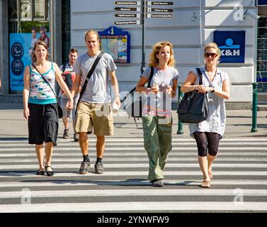 Budapest, Hongrie - 4 août 2008 : les gens à Pedenstrian traversant la rue à Budapest, Hongrie. Budapest est la capitale et la plus grande ville de Banque D'Images