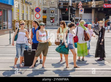 BUDAPEST, HONGROIS - 4 AOÛT 2008 : les gens attendent au passage pédenstrien à Budapest, Hongrie. Budapest est la capitale et la plus grande ville de Hongrois Banque D'Images