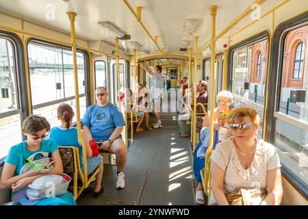 Budapest, Hongrie - 4 août 2008 : les gens roulent dans le tramway à Budapest. Banque D'Images