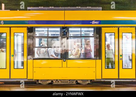 Budapest, Hongrie - 4 août 2008 : les gens dans le tramway à Budapest la nuit. Banque D'Images