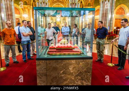 Budapest, Hongrie - 4 août 2008 : les députés regardent les précieux vieux rois couronner au Parlement de Budapest, Hongrie. Banque D'Images