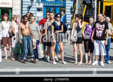 Budapest, Hongrie - 4 août 2008 : des gens à la traversée pédenstrienne attendent à Budapest, Hongrie. Budapest est la capitale et la plus grande ville de Hun Banque D'Images