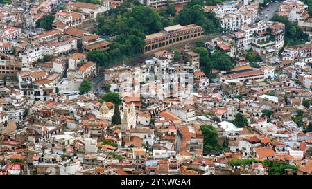 Cette vue captivante met en valeur les toits complexes et les bâtiments blanchis à la chaux de Taxco de Alarcon, au Mexique. Nichée dans les montagnes, la ville est k Banque D'Images