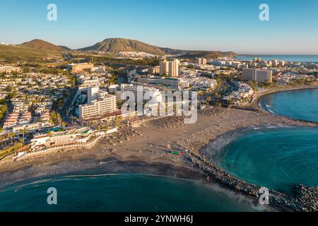Vue aérienne de la plage Playa de las Americas au coucher du soleil, Tenerife, Espagne. Banque D'Images