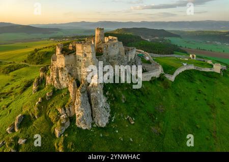 Vue aérienne du château de Spis au lever du soleil, site classé au patrimoine mondial de l'UNESCO, Slovaquie Banque D'Images