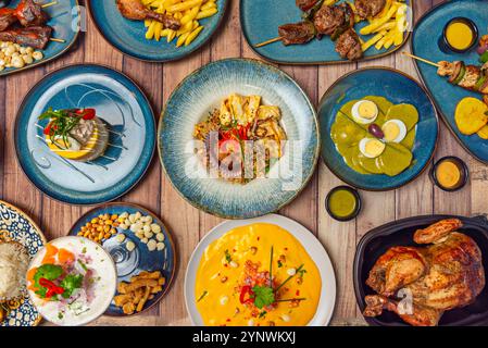 Imaginez un festin frais de poisson cru mariné dans un jus d’agrumes, accompagné d’oignon rouge haché, de limousine ají et de maïs Banque D'Images