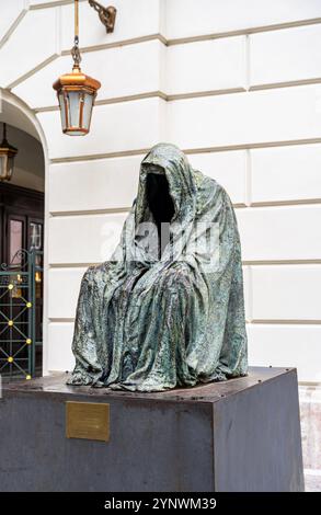 Statue en bronze de Commendatore (également appelée manteau de conscience), inspirée de l'opéra Don Giovanni de Mozart, devant le Théâtre des États, Prague, Tchéquie Banque D'Images