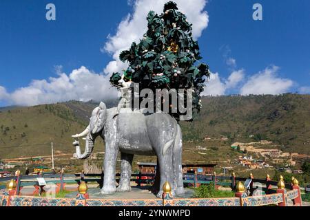 La sculpture des quatre Frères ou amis harmonieux, populairement connu sous le nom de Thuenpa Puen Zhi, sur les intersections de la route principale Paro - Thimphu. Banque D'Images