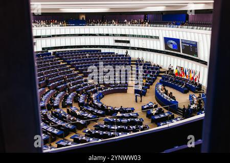 27 novembre 2024, France, Straßburg : un orateur se tient dans la salle plénière du Parlement européen tandis que la presse et les galeries des visiteurs sont visibles au premier plan. Selon l'ordre du jour provisoire, le troisième jour de la session commence par la présentation du Collège des commissaires désignés et de son programme par le Président élu de la Commission européenne, von der Leyen. Il sera suivi par le vote sur l'élection de la nouvelle Commission européenne. Cela sera suivi de débats sur l'état de droit, les zones sans tabac et sans aérosols et les cas de violation des droits de l'homme, manifestation Banque D'Images