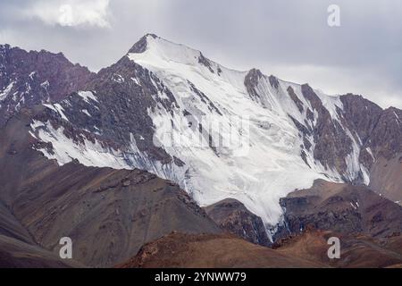 Vue de paysage du sommet enneigé de haute altitude dans la chaîne de montagnes Muzkol près du col Ak Baital, Murghab, Gorno-Badakhshan, Tadjikistan Pamir Banque D'Images