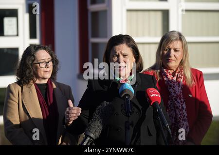 (De gauche à droite) la candidate Caroline Hogan, la dirigeante du Sinn Fein Mary Lou McDonald, et Reada Cronin, TD sortante pour North Kildare, lors d'une conférence de presse devant la caserne de pompiers de Naas à Kildare, en Irlande, en prévision des élections générales du 29 novembre. Date de la photo : mercredi 27 novembre 2024. Banque D'Images