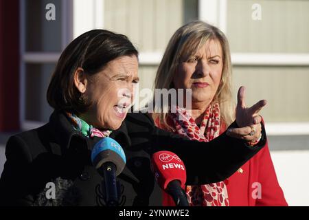 Mary Lou McDonald, leader du Sinn Fein, et Reada Cronin, directrice sortante de North Kildare, lors d'une conférence de presse devant la caserne de pompiers de Naas à Kildare, en Irlande, en prévision des élections générales du 29 novembre. Date de la photo : mercredi 27 novembre 2024. Banque D'Images