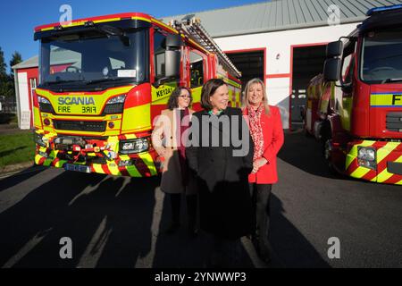 (De gauche à droite) la candidate Caroline Hogan, la dirigeante du Sinn Fein Mary Lou McDonald, et Reada Cronin, TD sortante pour North Kildare, lors d'une visite à la caserne de pompiers de Naas à Kildare, en Irlande, en prévision des élections générales du 29 novembre. Date de la photo : mercredi 27 novembre 2024. Banque D'Images