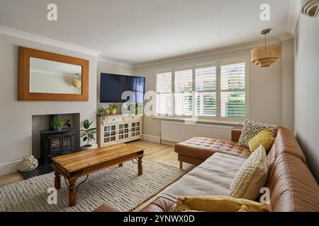 Photo de face d'une maison ou d'une maison montrant le décor d'un salon ou d'un salon avec des meubles et des tissus d'ameublement Banque D'Images