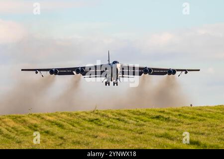 Un B-52H Stratofortress affecté au 20th Expeditionary Bomb Squadron décolle de la RAF Fairford, en Angleterre, pour une mission d'entraînement avec le Royal Mo Banque D'Images