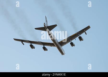 Un B-52H Stratofortress affecté au 20th Expeditionary Bomb Squadron décolle de la RAF Fairford, en Angleterre, pour une mission d'entraînement avec le Royal Mo Banque D'Images