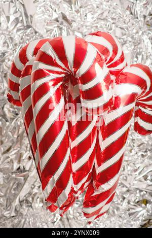 ballons de couleur sur un fond gris, décor de noël Banque D'Images