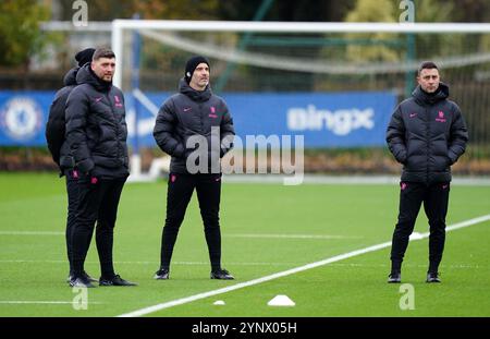 Enzo Maresca, manager de Chelsea, avec des membres de son équipe d’entraîneurs lors d’une séance de formation au Cobham Training Ground, à Londres. Date de la photo : mercredi 27 novembre 2024. Banque D'Images