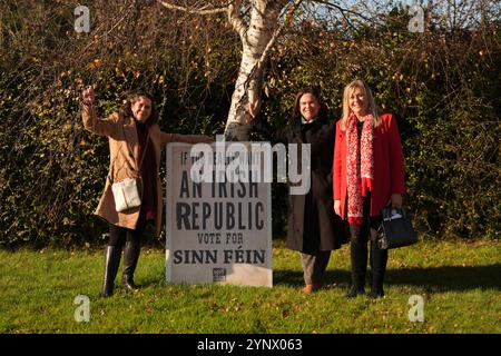 (De gauche à droite) la candidate Caroline Hogan, la chef du Sinn Fein Mary Lou McDonald, et Reada Cronin, directrice sortante du TD pour North Kildare, posent pour une photo alors qu'elle faisait du démarchage à Naas, en Californie. Kildare, Irlande, avant les élections générales du 29 novembre. Date de la photo : mercredi 27 novembre 2024. Banque D'Images