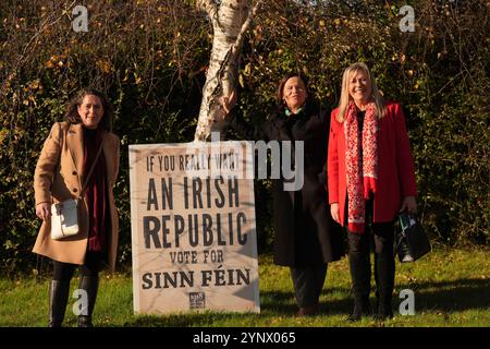 (De gauche à droite) la candidate Caroline Hogan, la chef du Sinn Fein Mary Lou McDonald, et Reada Cronin, directrice sortante du TD pour North Kildare, posent pour une photo alors qu'elle faisait du démarchage à Naas, en Californie. Kildare, Irlande, avant les élections générales du 29 novembre. Date de la photo : mercredi 27 novembre 2024. Banque D'Images