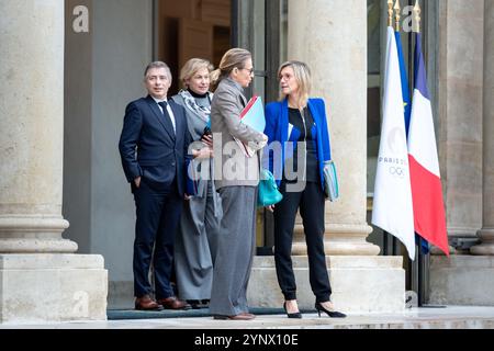 Paris, France. 27 novembre 2024. Le ministre français des Sports, de la Jeunesse et de la vie communautaire Gil Averous (G), la vice-ministre française des relations avec le Parlement Nathalie Delattre (2e-l), la ministre française du travail et de l’emploi Astrid Panosyan-Bouvet (2e-R) et la ministre française de la transition écologique, de l’énergie, du climat et de la prévention des risques Agnes Pannier-Runacher (R) partent après la réunion hebdomadaire du cabinet au Palais de l’Élysée à Paris le 27 novembre 2024. Photo de Alexis Jumeau/ABACAPRESS. COM Credit : Abaca Press/Alamy Live News Banque D'Images