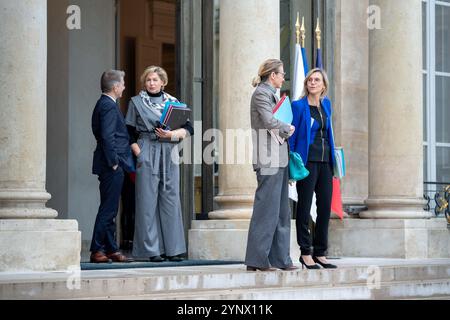 Paris, France. 27 novembre 2024. Le ministre français des Sports, de la Jeunesse et de la vie communautaire Gil Averous (G), la vice-ministre française des relations avec le Parlement Nathalie Delattre (2e-l), la ministre française du travail et de l’emploi Astrid Panosyan-Bouvet (2e-R) et la ministre française de la transition écologique, de l’énergie, du climat et de la prévention des risques Agnes Pannier-Runacher (R) partent après la réunion hebdomadaire du cabinet au Palais de l’Élysée à Paris le 27 novembre 2024. Photo de Alexis Jumeau/ABACAPRESS. COM Credit : Abaca Press/Alamy Live News Banque D'Images