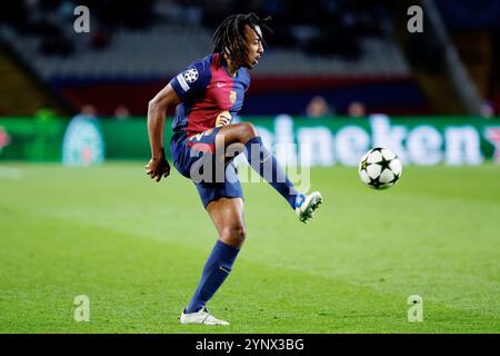 Barcelone, Espagne. 26 novembre 2024. Kounde en action lors du match de l'UEFA Champions League entre le FC Barcelone et le stade Brestois aux Estadi Olimpic Lluis Companys. Crédit : Christian Bertrand/Alamy Live News Banque D'Images