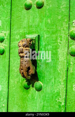 Vieilles portes dans un village berbère, Maroc Banque D'Images