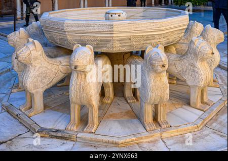 Grenade, Espagne - 17 juillet 2024 : sculptures anciennes en pierre dans la Fontaine des Lions dans une cour du palais de l'Alhambra Banque D'Images