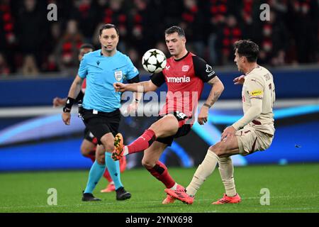 Leverkusen, Allemagne. 26 novembre 2024. Football : Ligue des champions, Bayer Leverkusen - RB Salzbourg, ronde préliminaire, journée 5, BayArena, Leverkusen's granit Xhaka joue le ballon. Crédit : Federico Gambarini/dpa/Alamy Live News Banque D'Images
