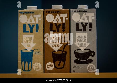 Anvers, Belgique, 6 octobre 2019 - Editorial illustratif : trois packs de lait végétal et végétalien d'Oatly, hafer, kakao et barista, sur un dos sombre Banque D'Images