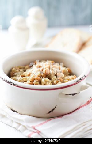 Chou aux pois. Dîner de Noël polonais traditionnel. Arrière-plan lumineux. Banque D'Images