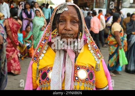 Portrait d'une femme tzigane tribale à Tuljapur, Maharashtra, Inde Banque D'Images