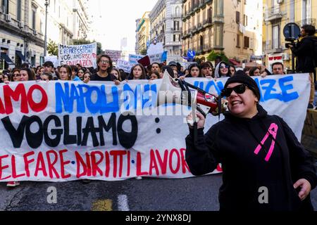 Naples, Italie. 27 novembre 2024. Liberiamo Napoli défilé dédié à la mémoire des filles et des garçons victimes des guerres de camorra, de la violence urbaine et de la marginalité sociale, défilé dans les rues de naples, 27 novembre 2024.&#XA ; crédit : Live Media Publishing Group/Alamy Live News Banque D'Images