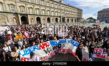 Naples, Italie. 27 novembre 2024. Liberiamo Napoli défilé dédié à la mémoire des filles et des garçons victimes des guerres de camorra, de la violence urbaine et de la marginalité sociale, défilé dans les rues de naples, 27 novembre 2024.&#XA ; crédit : Live Media Publishing Group/Alamy Live News Banque D'Images