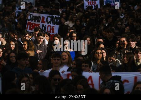 Naples, Italie. 27 novembre 2024. Liberiamo Napoli défilé dédié à la mémoire des filles et des garçons victimes des guerres de camorra, de la violence urbaine et de la marginalité sociale, défilé dans les rues de naples, 27 novembre 2024.&#XA ; crédit : Live Media Publishing Group/Alamy Live News Banque D'Images