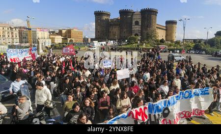 Naples, Italie. 27 novembre 2024. Liberiamo Napoli défilé dédié à la mémoire des filles et des garçons victimes des guerres de camorra, de la violence urbaine et de la marginalité sociale, défilé dans les rues de naples, 27 novembre 2024.&#XA ; crédit : Live Media Publishing Group/Alamy Live News Banque D'Images