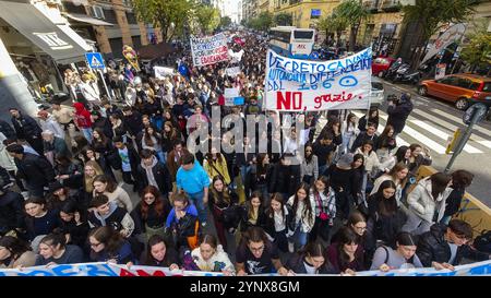 Naples, Italie. 27 novembre 2024. Liberiamo Napoli défilé dédié à la mémoire des filles et des garçons victimes des guerres de camorra, de la violence urbaine et de la marginalité sociale, défilé dans les rues de naples, 27 novembre 2024.&#XA ; crédit : Live Media Publishing Group/Alamy Live News Banque D'Images