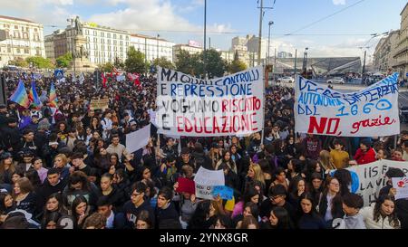 Naples, Italie. 27 novembre 2024. Liberiamo Napoli défilé dédié à la mémoire des filles et des garçons victimes des guerres de camorra, de la violence urbaine et de la marginalité sociale, défilé dans les rues de naples, 27 novembre 2024.&#XA ; crédit : Live Media Publishing Group/Alamy Live News Banque D'Images