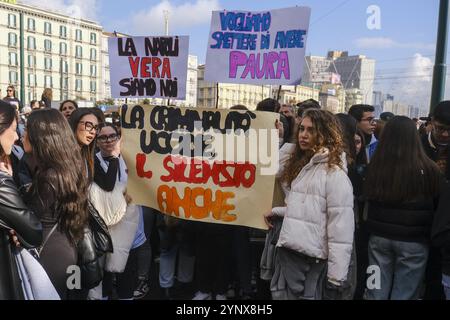 Naples, Italie. 27 novembre 2024. Liberiamo Napoli défilé dédié à la mémoire des filles et des garçons victimes des guerres de camorra, de la violence urbaine et de la marginalité sociale, défilé dans les rues de naples, 27 novembre 2024.&#XA ; crédit : Live Media Publishing Group/Alamy Live News Banque D'Images