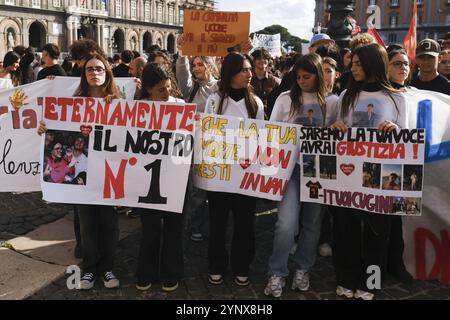 Naples, Italie. 27 novembre 2024. Liberiamo Napoli défilé dédié à la mémoire des filles et des garçons victimes des guerres de camorra, de la violence urbaine et de la marginalité sociale, défilé dans les rues de naples, 27 novembre 2024.&#XA ; crédit : Live Media Publishing Group/Alamy Live News Banque D'Images