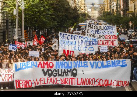 Naples, Italie. 27 novembre 2024. Liberiamo Napoli défilé dédié à la mémoire des filles et des garçons victimes des guerres de camorra, de la violence urbaine et de la marginalité sociale, défilé dans les rues de naples, 27 novembre 2024.&#XA ; crédit : Live Media Publishing Group/Alamy Live News Banque D'Images