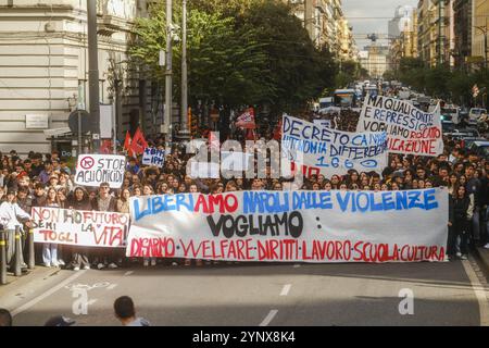 Naples, Italie. 27 novembre 2024. Liberiamo Napoli défilé dédié à la mémoire des filles et des garçons victimes des guerres de camorra, de la violence urbaine et de la marginalité sociale, défilé dans les rues de naples, 27 novembre 2024.&#XA ; crédit : Live Media Publishing Group/Alamy Live News Banque D'Images